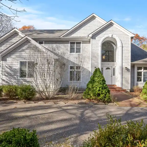 EXTRAVAGANT COASTAL RETREAT BEAUTIFULLY FURNISHED