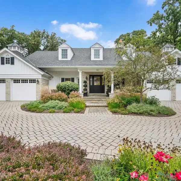 CLASSIC NANTUCKET STYLE, HYDRANGEA-LINED FACADE HOME