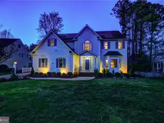 Meticulously Maintained Transitional Home
