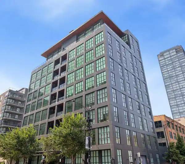 DESIGNER RESIDENCE IN A PREMIER WEST LOOP BUILDING