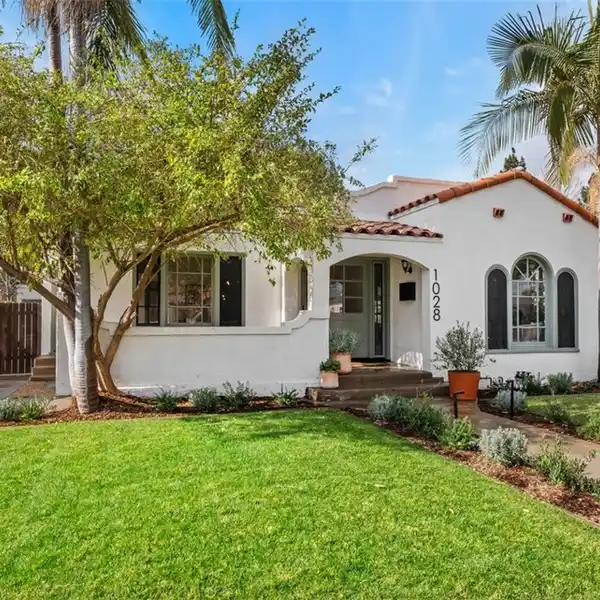 BEAUTIFULLY UPDATED SINGLE-LEVEL HOME IN WASHINGTON SQUARE