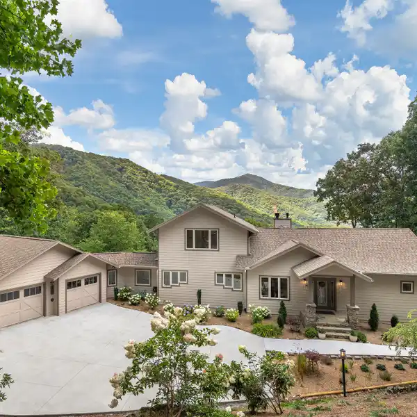 REFINED MOUNTAIN LIVING IN THIS ELEGANT RESIDENCE