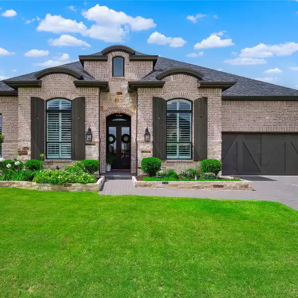 BEAUTIFUL SINGLE-STORY POOL HOME IN MUSTANG LAKES