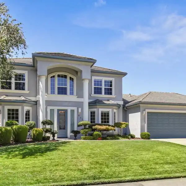 TURNKEY HOME IN THE DESIRABLE RIVERLAKE COMMUNITY
