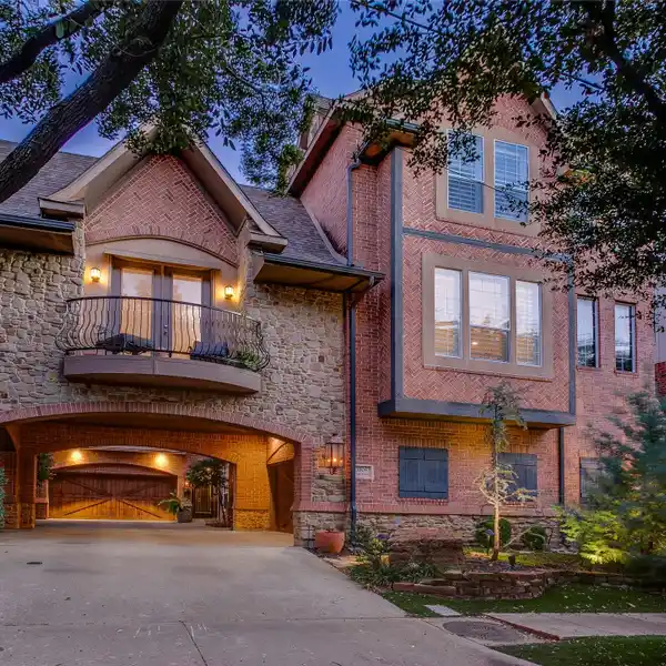URBAN ELEGANCE WITH PRIVATE COURTYARD SERENITY