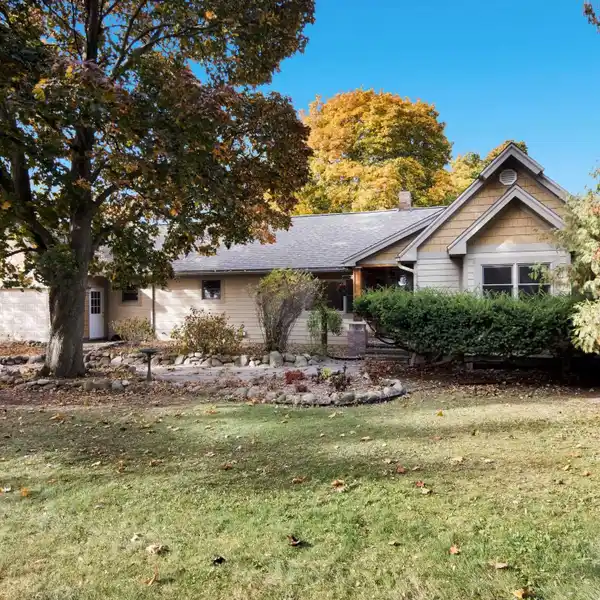 RETRO CHARM WITH STUNNING VIEWS