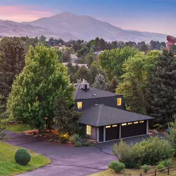 MODERN MOUNTAIN RETREAT WITH SWEEPING VIEWS