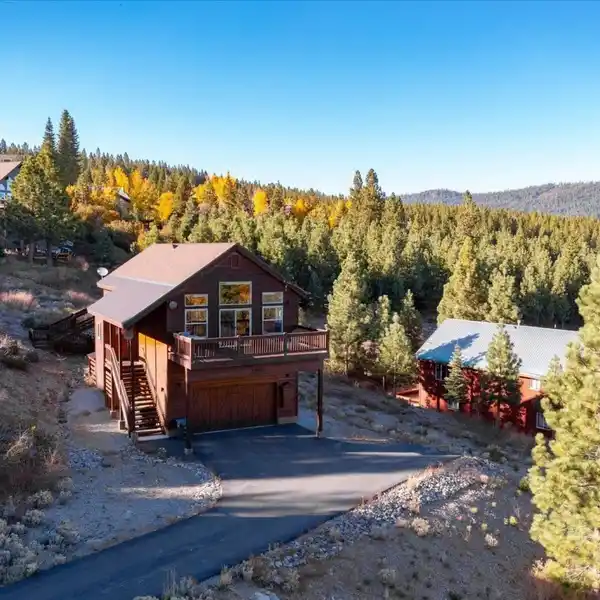 LUXURY MOUNTAIN LIVING WITH UNMATCHED VIEWS & MODERN COMFORTS