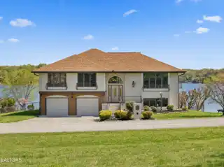 Lovely Home on the Main Channel of Fort Loudon