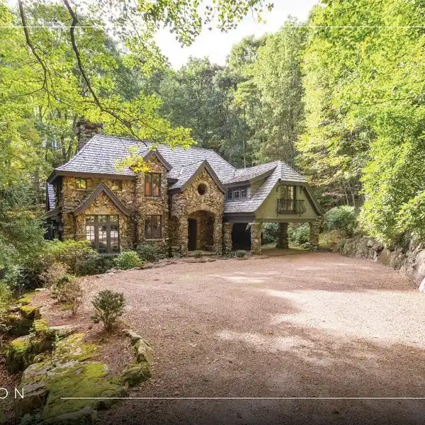 EXCEPTIONAL RESIDENCE IN THE WADE HAMPTON GOLF CLUB