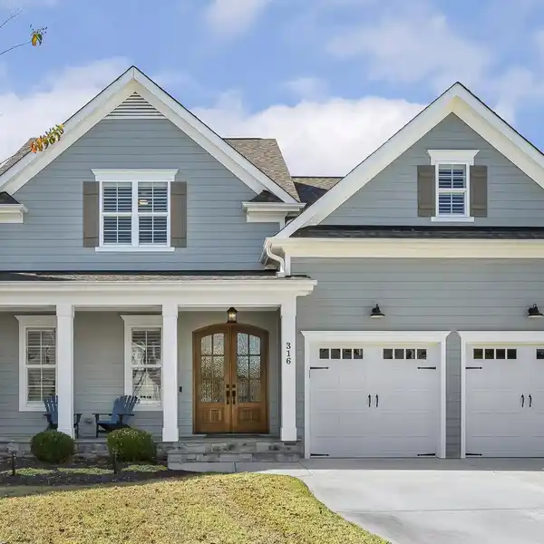 GOLF COURSE BEAUTY WITH REFINED INTERIOR DETAILS