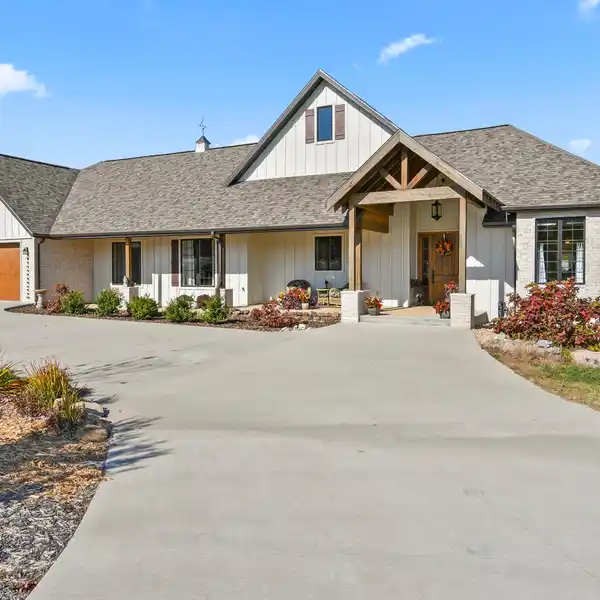 PERFECT BLEND OF COUNTRY PRIVACY AND CITY CONVENIENCE