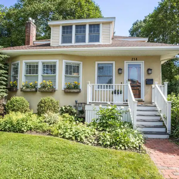 BEAUTIFUL BUNGALOW-STYLE HOME IN LITTLE HARBOR