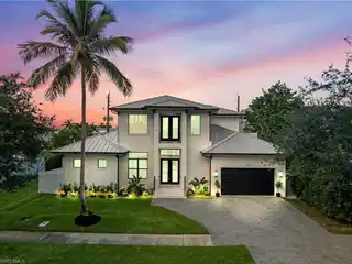 Southwest-Facing Estate with Spa, Summer Kitchen