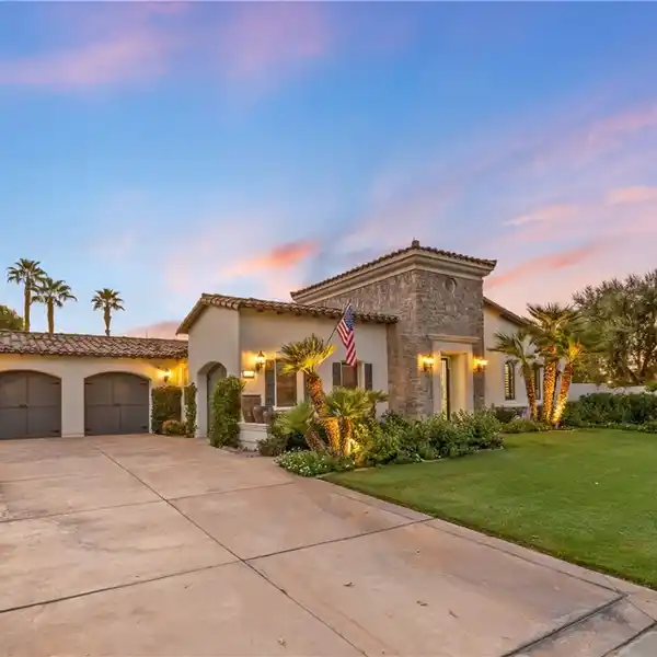 ELEGANT HOME WITH PRIVATE POOL OASIS