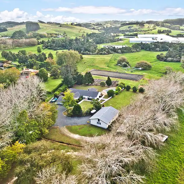 COLONIAL ESTATE WITH POOL AND EQUESTRIAN FACILITIES