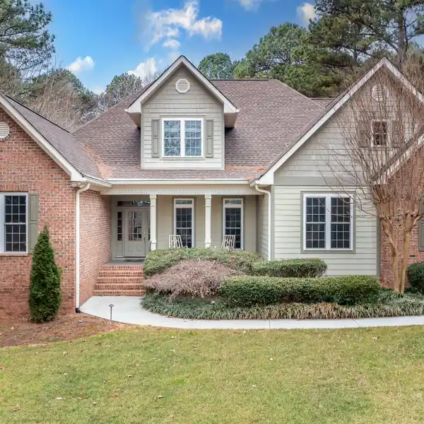 STUNNING FAMILY HOME IN A PEACEFUL WATERFRONT NEIGHBORHOOD