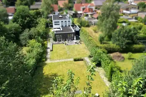 Bauhaus Villa in a Sought-after Lakeside Location