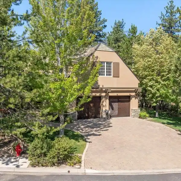 WONDERFULLY LOCATED RESIDENCE IN THE COTTAGES OF MONTREUX