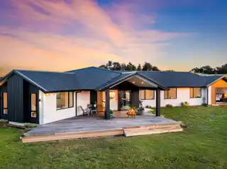 Modern Rural Escape with Stunning Views