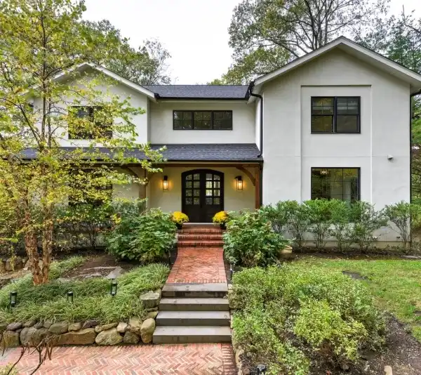 MODERN LAKESIDE ELEGANCE WITH PANORAMIC VIEWS