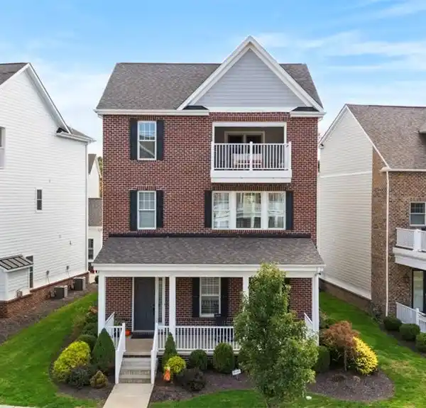 SPACIOUS ELEGANT WATERFRONT LIVING