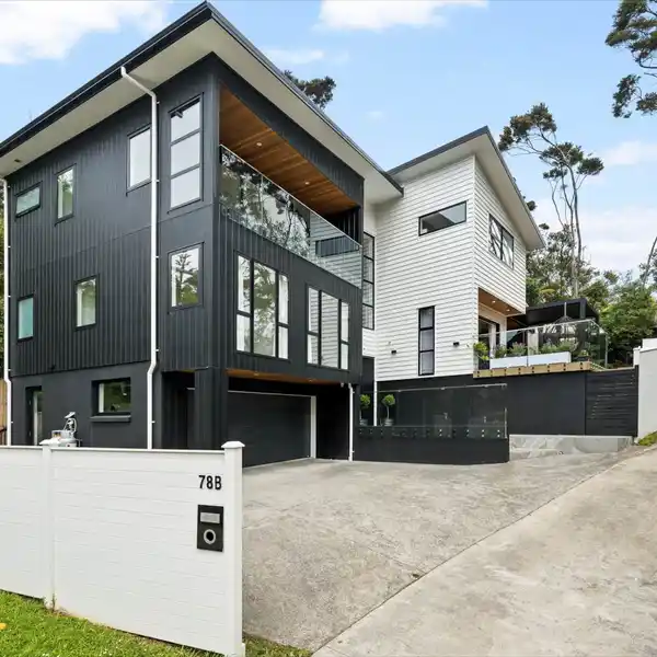 WATERFRONT ELEGANCE WITH BESPOKE MODERN DESIGN