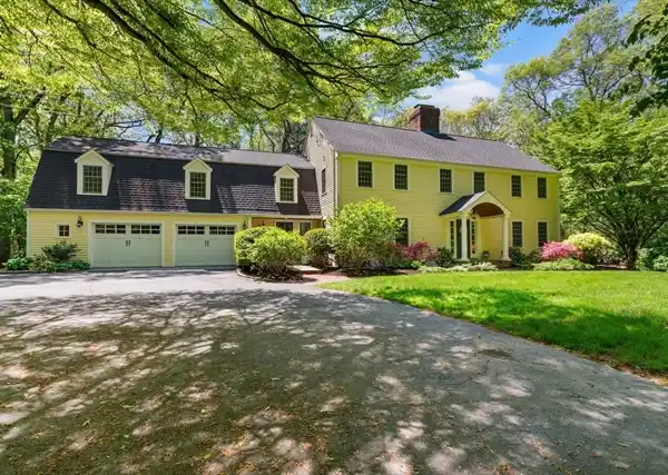 ELEGANT COLONIAL NESTLED IN NATURAL PRIVACY