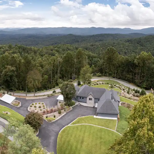 CAPTIVATING LUXURY WITH A UNIQUE FLOOR PLAN