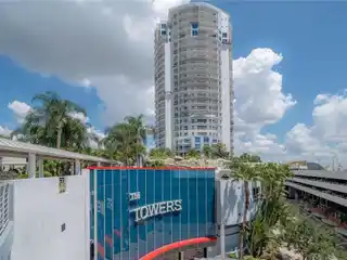 Beautifully Renovated 20th-Floor Residence