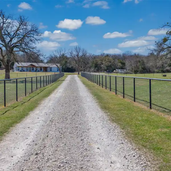 EXTRAORDINARY 28-ACRE RANCH PROPERTY