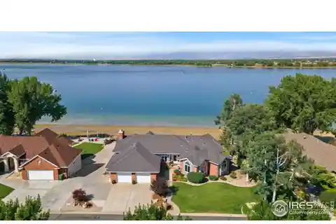 Versatile Home with Panoramic Views over the Water