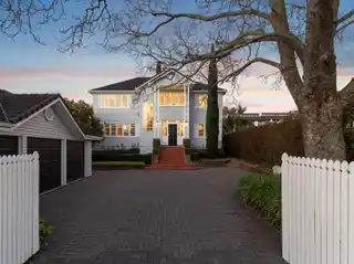 Hamptons-Inspired Coastal Estate with Panoramic Views