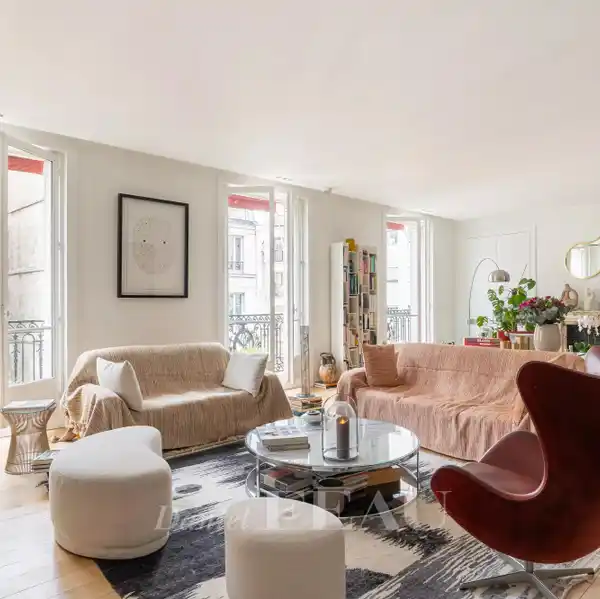 METICULOUSLY RENOVATED APARTMENT