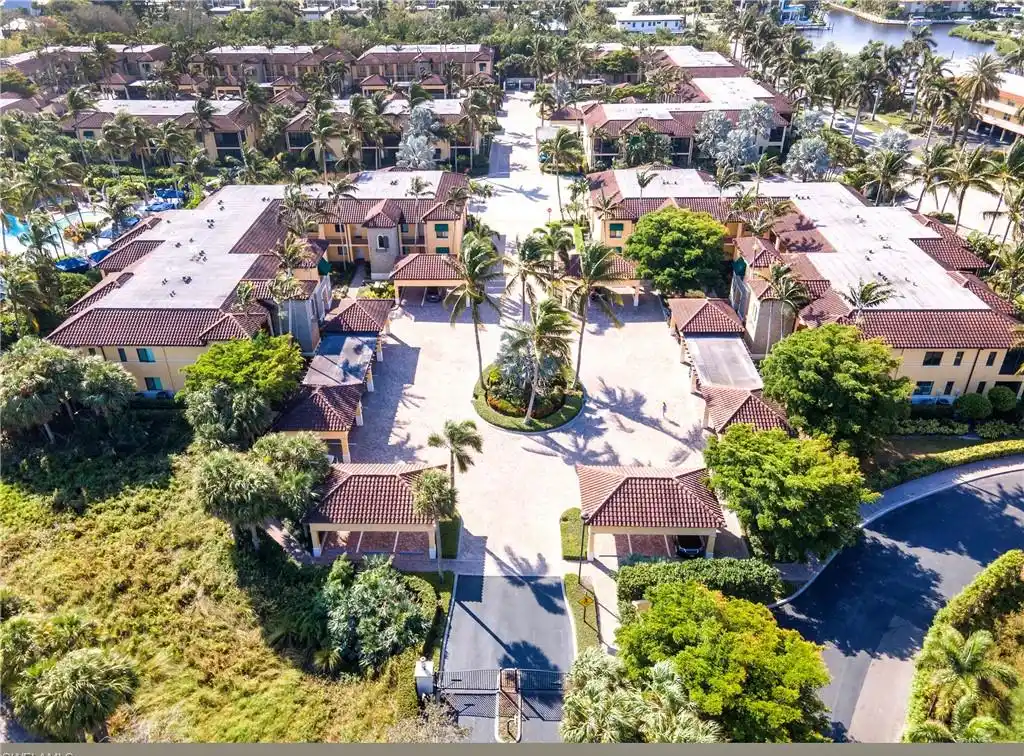 Gorgeous First Floor Condo in the Naples Bay Resort