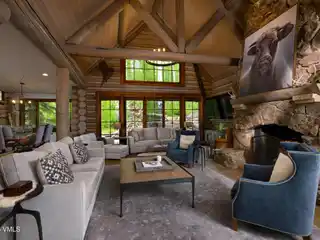 Beautifully Appointed Retreat in Mountain Star