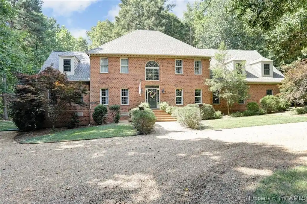 Beautifully Maintained Home in Windsor Forest