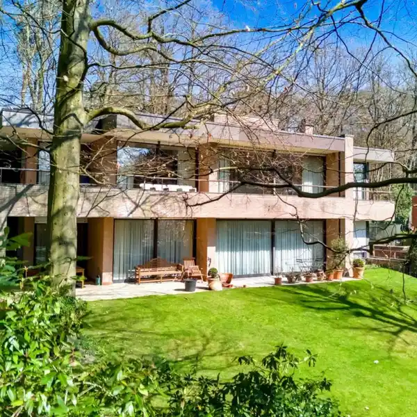 CHARMING RESIDENCE IN A WOODED SETTING