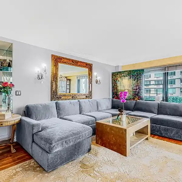 SOPHISTICATED LIVING WITH BALCONY