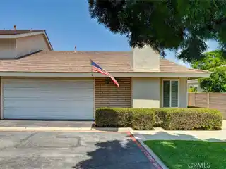 Chic End-Unit in Coveted Woodbridge Location