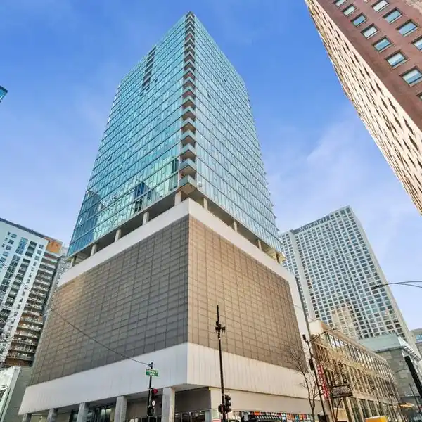 EXQUISITE TOP-FLOOR PENTHOUSE