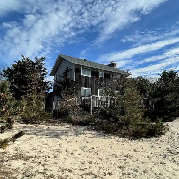 TWO-STORY RENTAL STEPS TO PRIVATE BEACH ACCESS