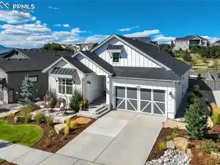 Stylish Sanctuary in the Farm – Trails, Views & Luxury Finishes