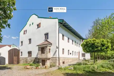 Refuge from 1767 in the Heart of the Village