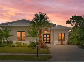 Tesoro Club Contemporary with Luxurious Poolside Living