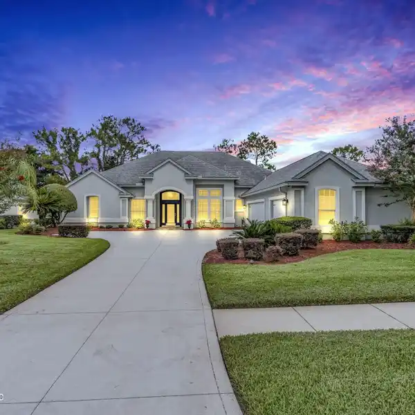 LUXURIOUS GOLF COURSE LIVING IN A PRESTIGIOUS COMMUNITY