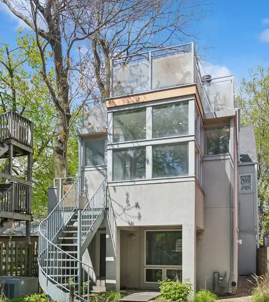 DISTINCTIVE LAKEVIEW LUXURY HOME