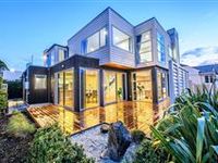 MODERN HOME WITH EXCLUSIVE VIEW TO HOBSON BAY