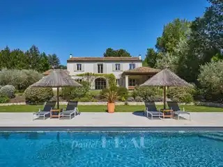 Luxurious Living with Alpilles Mountain Views