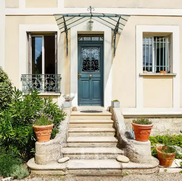 SUNLIT FAMILY OASIS WITH GARDEN AND TERRACE